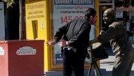 Koliko si razvaljen od 0 do svađaš se sa kipom na ulici?! Prolaznici gledaju i ne veruju
