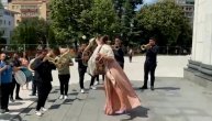 Đanijeva Slađa baca hiljadarke trubačima ispred Hrama Svetog Save