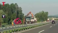 Vatrogasci vadili vozača iz kabine: Prevrnuo se šleper na auto-putu "Miloš VelikI"