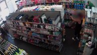Snimak krađe u novosadskoj parfimeriji: Žena bira šta joj treba, pa lagano stavlja u torbu