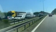 Gužva na auto-putu usled saobraćajne nezgode kod aerodroma