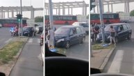 Auto se zakucao u banderu posle sudara sa autobusom: Kola zgužvana sa prednje strane