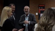 Mika Aleksić nasmejan u Palati pravde: Dočekali ga transparentima da veruju Mileni Radulović
