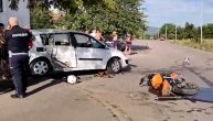 Motorom se zakucali u renoa, žena preletela preko auta: Dvoje teško povređeni u sudaru u Nišu