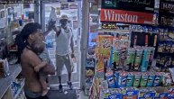Zastrašujući video: Muškarac sa bebom u rukama izbacuje lopova sa benzinske pumpe