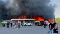 Raketiran tržni centar u Kremenčuku: Plamen nezadrživo kulja, od dima se ništa ne vidi