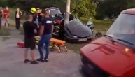 Stravična nesreća u naselju Zvečka: Auto se zakucao u betonsku banderu, vatrogasci sekli karoseriju
