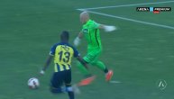 Neviđena glupost golmana Partizana: Iz ruke ispucao loptu direktno u Valensiju, Fenerbahče vodi 1:0