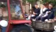 Osnovci iz Železnika došli traktorom na malu maturu: Dečaci carevi izazvali oduševljenje na mrežama