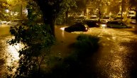 Poplava divlja u Zemunu: Na jednoj strani ulice gejzir, voda došla do polovine automobila na ulici