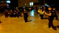 Bravo za srpske policajce: Pomaću ljudima zaglavljenim u poplavama, ženu na rukama preneli na suvo