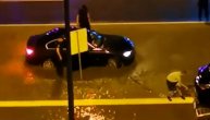 Gaze kroz vodu do pojasa, izvlače ljude i vozila: Policija uskočila u pomoć zaglavljenima na putu