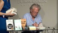 Austrijski Nobelovac Peter Handke u Beogradu: Ostavio potpis na ćirilici na zidu knjižare