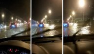Pogledajte kako izgledaju poplavljene ulice u Beogradu, vozila se jedva probijaju