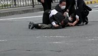 Zastrašujuć snimak atentata na bivšeg premijera Japana usred bela dana na ulici dok je držao govor
