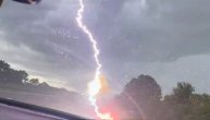 Neverovatan snimak: Žena uhvatila trenutak udara groma u džip u kom su joj bili muž i deca
