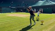 Novak se trkao sa Stefanom na Vimbldonu dok nosi Taru na leđima