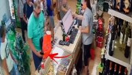 Sve se dešava na kasi u Zemunu, ispod video kamere: Čovek opušteno stavlja tuđi telefon u svoju kesu