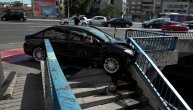 Snimak iz drugog ugla automobila koji se zakucao u Brankov most