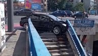 Nesreća na Brankovom mostu: Automobil sleteo s puta i udario u ogradu stepeništa