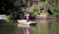 Ona je jedina žena skeledžija u Srbiji: Mileva u čamcu prevozi putnike preko Ibra