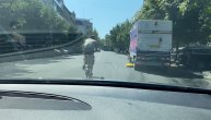 Bahati biciklista vozio posred ulice ometajući saobraćaj u centru prestonice