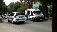 Hitna pomoć u pratnji policije odvozi čoveka koji je ubio ženu u Zemunu, pa pokušao samoubistvo