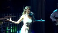 Milica Pavlović spržila na nastupu: Bez brusa i sa šlicem koji ostavlja dilemu ima li gaćice