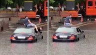 Ovo se zove spasavanje žive glave: Jedan momak kroz šiber, drugi kroz prozor poplavljenog automobila
