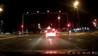 Bahata vožnja na Novom Beogradu: Jurio na crveno i počeo da driftuje, jedva izbegnuta nesreća