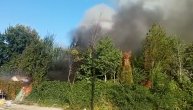 Gori divlje naselje kod Sava Centra: Vatra nezaustavljivo gori u dvorištu