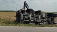 Kamion sleteo s puta između Kališta i Rašanca: Završio u njivi