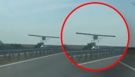 Avion preleteo tik iznad krova automobila: Neverovatna scena kod Šimanovaca
