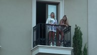 Dalila i Marijana kao "babe snajperi": Sa terase smeštaja ništa ne može da im promakne