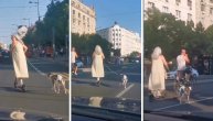 Žena vukla psa na povocu dok je vozila trotinet po ulici, životinja trčala da bi mogla da je prati