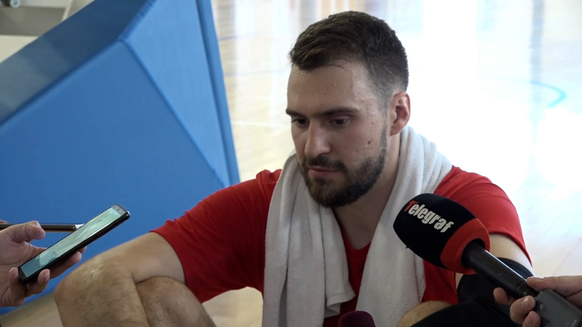 Marko Gudurić prekinuo razgovor s novinarkom, navijač mu vikao da ga voli,  košarkaš uzvratio (video) - Sportal