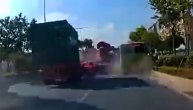 Pazite se, ovakvih idiota u saobraćaju: Uleteo u sendvič između autobusa i kamiona, zgužvali su ga