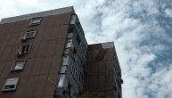 Upozorenje! Možete da nastradate, pitanje je trenutka kad će pasti: Fasada visi sa vrha zgrade