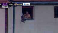 Ne mora na stadion, može i od kuće: Komšija se razgolitio i sa prozora gleda meč Prve lige Srbije