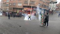 Ulični rat zbog koke besni u Boliviji: Puca se na policajce, leti eksploziv, ranjeni leže na ulici