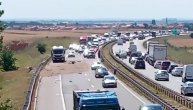 Istovremeno dve nesreće kod Batajnice: Udes kamiona s jedne, a kola s druge strane auto-puta
