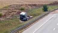 Udes kod Batajnice na auto-putu: Kamion probio bankinu i sleteo u kanal
