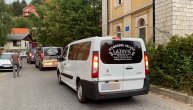Tri pogrebna vozila čekaju da se iznesu tela nastradalih
