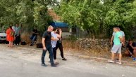 Potresne scene sa Cetinja: Uplakanu majku ubice vode sa mesta masakra