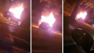 Snimak izgorelog automobila na Voždovcu: Vatra progutala automobil posle udara u banderu