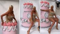 JK se slikala ispred ogromne rođendanske torte: Rese pokrivaju međunožje, a pojas ističe struk