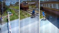 Bukvalno sekunda ga delila da bude raznet u komade: Biciklista krenuo preko pruge dok nailazi voz