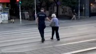 Nešto lepo da nam vrati veru u dobre ljude: Policajac pomogao bakici da sigurno pređe ulicu