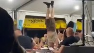Neverovatan snimak sa vašara u Rakovici: Čovek nasred stola dubi na glavi