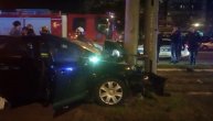 Teška nesreća na Novom Beogradu: Mladiću pozlilo za volanom, zakucao se automobilom u banderu